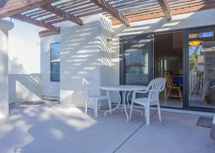 Cozy House Pool Tennis & Pickleball Courts