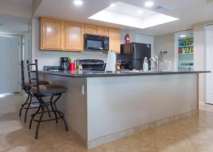 Cozy House Pool Tennis & Pickleball Courts *