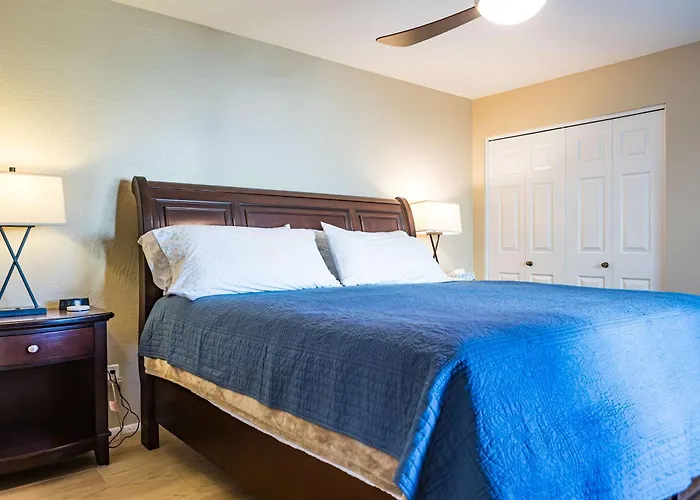 Cozy House Pool Tennis & Pickleball Courts
