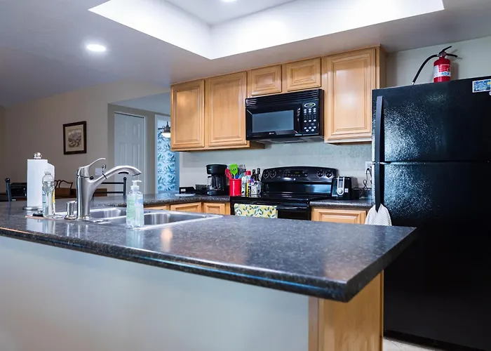Cozy House Pool Tennis & Pickleball Courts *